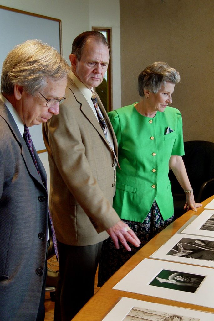 Jerry Comer (center) with his wife, Marilyn, and Dr. Dennis Kratz, former dean of the School of Arts and Humanities at UT Dallas. 